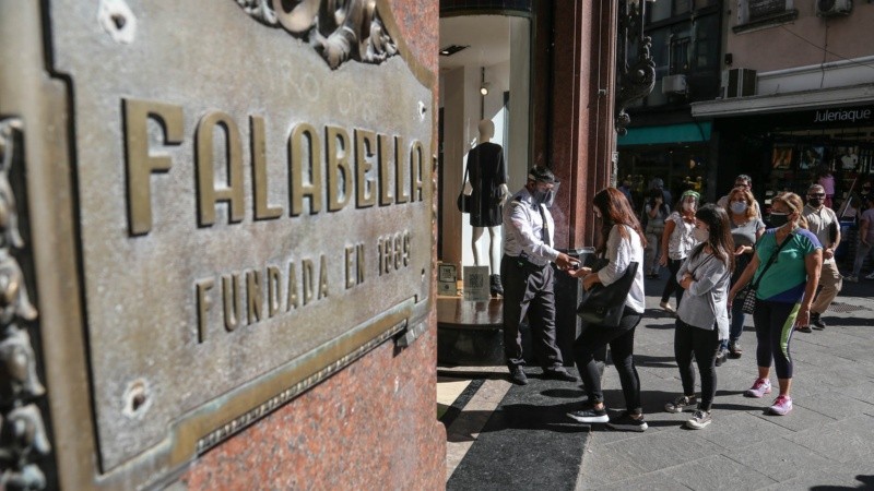 Por momentos la cola llegó desde Sarmiento hasta Mitre.