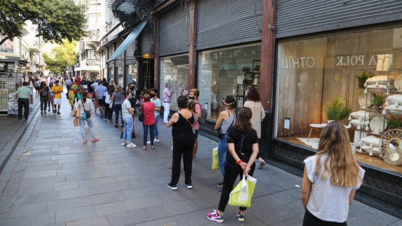 Por momentos la cola llegó desde Sarmiento hasta Mitre.