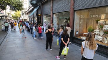 Por momentos la cola llegó desde Sarmiento hasta Mitre.