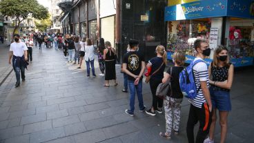 Por momentos la cola llegó desde Sarmiento hasta Mitre.