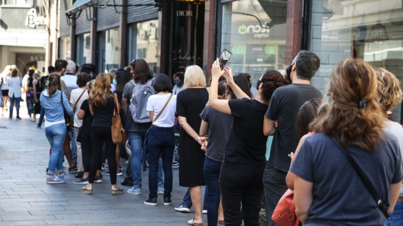Por momentos la cola llegó desde Sarmiento hasta Mitre.