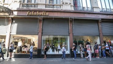 Por momentos la cola llegó desde Sarmiento hasta Mitre.