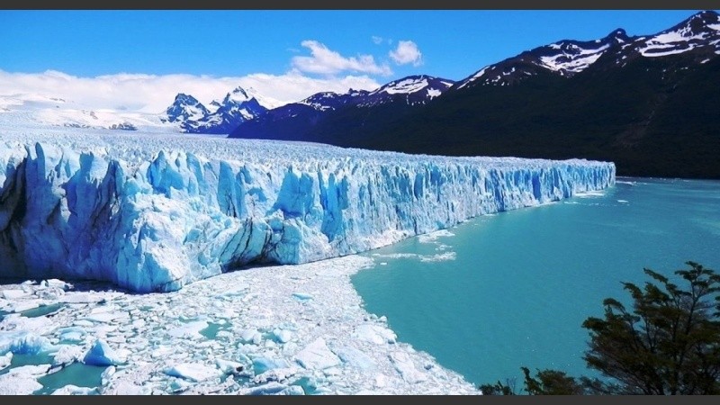 El Glaciar Perito Moreno es uno de los principales atractivos para el turismo mundial