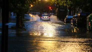 Calles cubiertas de agua durante una tormenta en Rosario.