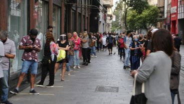 los clientes que no solo van a hacer las compras a ver si encuentran algo mas barato, también mortifican a los trabajadores que la están pasando muy mal”, observó.