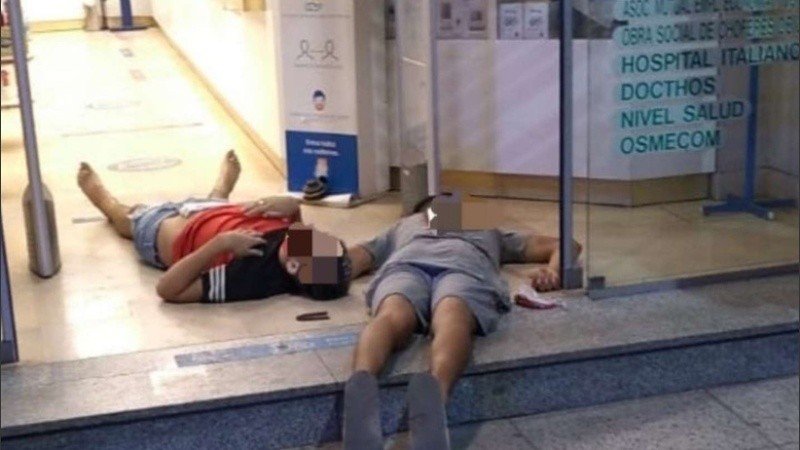 Se identificó como miembro de una fuerza policial y empezó el fuego cruzado.