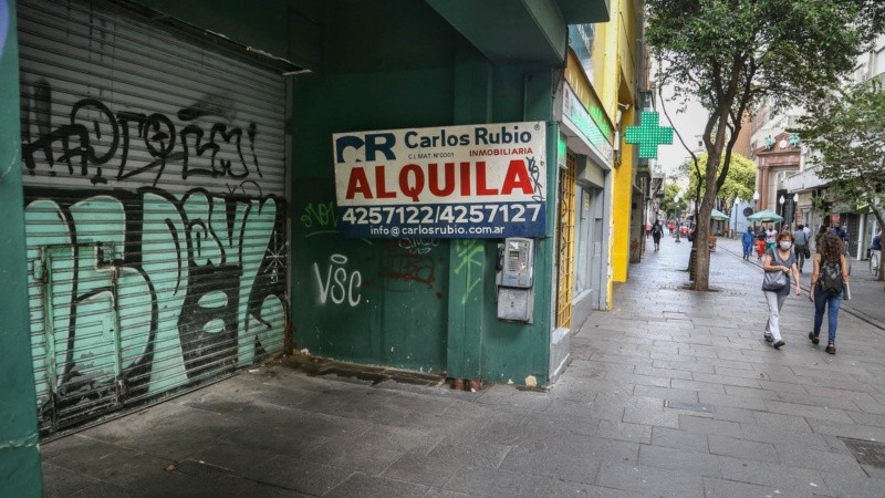 Hay sectores de la peatonal Córdoba con un notable nivel de abandono. 