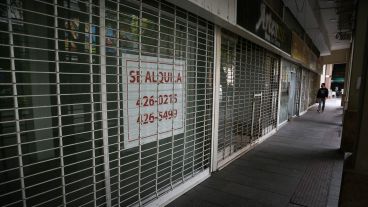 Persianas bajas a lo largo de peatonal Córdoba.