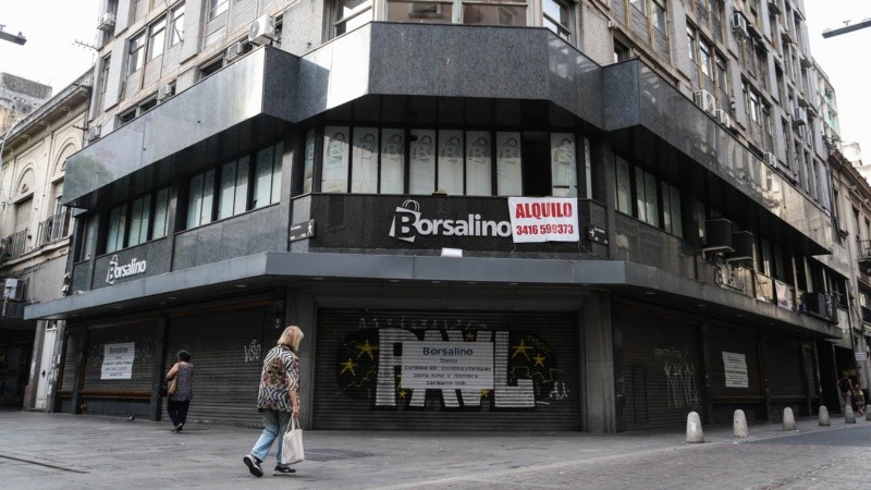 Un gran local espera ser ocupado frente a 