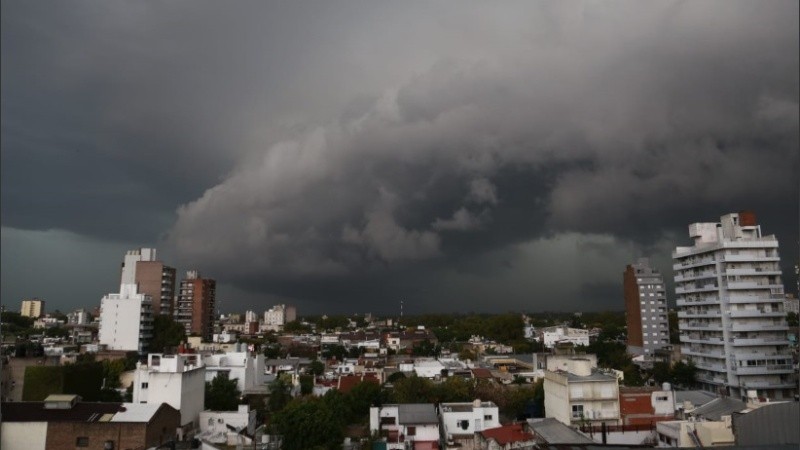 Así se veía llegar la primera tormenta de este jueves hacia el oeste de Rosario.