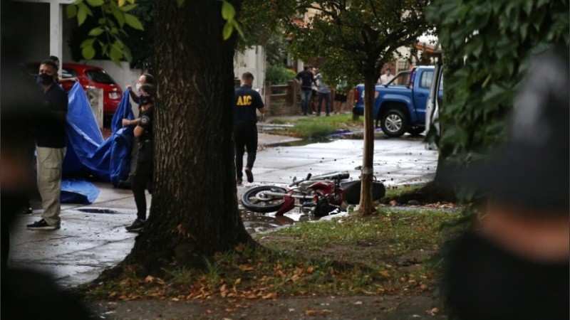 Navarro y Juez Zuviría, en Fisherton, donde Escudero y su cómplice fueron atropellados por su víctima. 