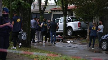 El conductor de una camioneta acababa de retirar dinero en la zona y arrolló a los delincuentes que le robaron.