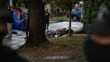 La moto en la que se movían los delincuentes quedó tirada en Juez Zuviría y Navarro.