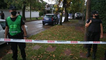 La policía en Navarro y Juez Zuviría este jueves por la tarde.
