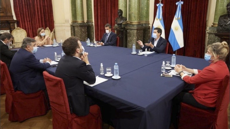 La reunión que mantuvieron oficialismo y oposición por la fecha de las elecciones