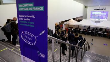 Los científicos aun no determinaron si se pueden combinar vacunas de diferentes marcas.