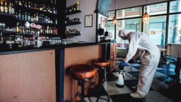 El gobierno anuncia la mejora en la ayuda económica a trabajadores.