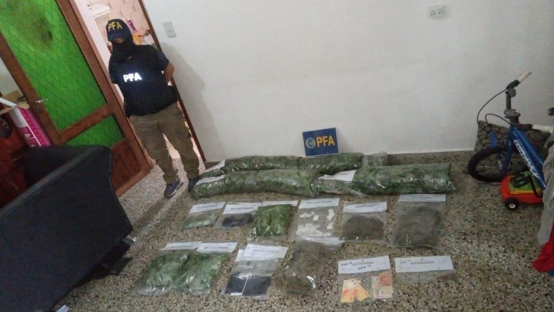 Además de las detenciones, secuestraron marihuana, cocaína, dinero en efectivo y municiones.