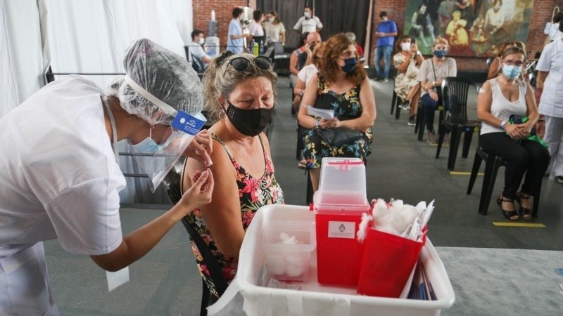 A la espera de poder retornar la presencialidad en Rosario y San Lorenzo, la provincia avanza en la vacunación docente.