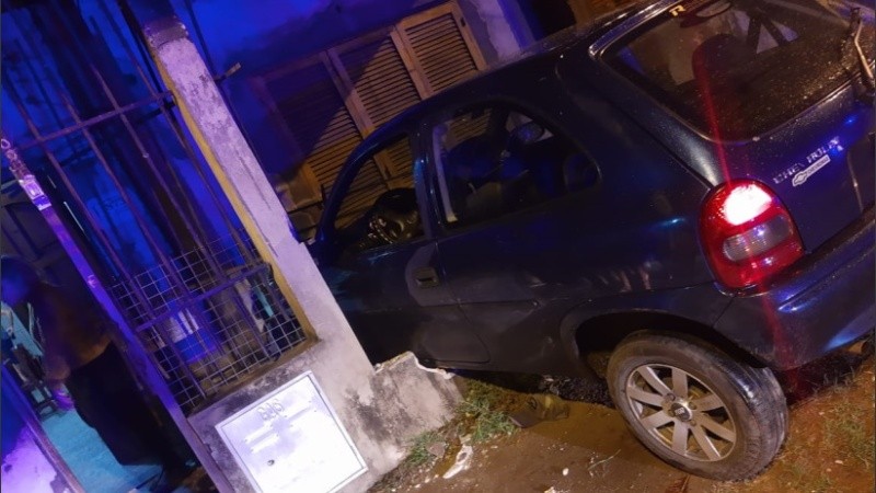 El auto perforó el frente de la propiedad. 