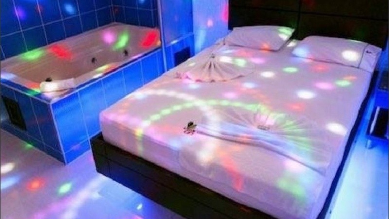 El motel está ubicado en la ciudad de Presidente Franco, en el departamento de Alto Paraná de Paraguay.