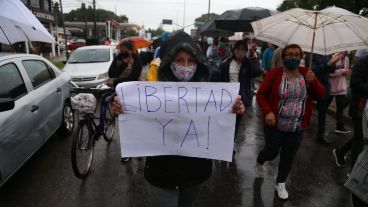 En autos o con paraguas, los vecinos se movilizan por las calles de Fisherton.