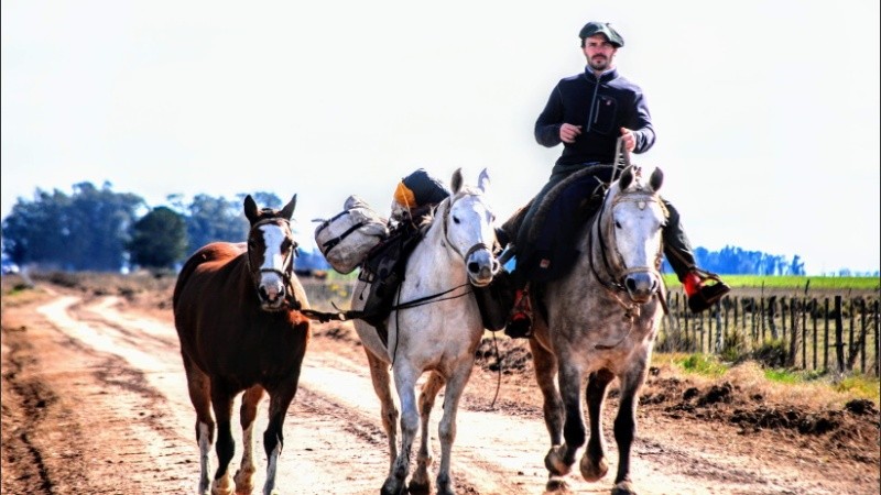Marcos Villamil, sus caballos y el camino. 
