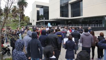La marcha de este domingo a la mañana frente al Centro de Justicia Penal.