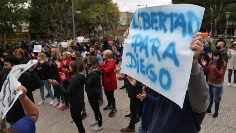 La marcha de este domingo a la mañana frente al Centro de Justicia Penal.