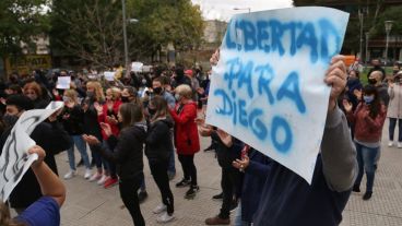 La marcha de este domingo a la mañana frente al Centro de Justicia Penal.