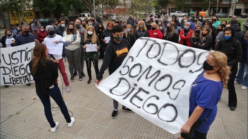 La marcha de este domingo a la mañana frente al Centro de Justicia Penal.