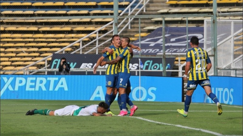 Abrazos para Ruben por su primer gol de jugada tras su regreso.