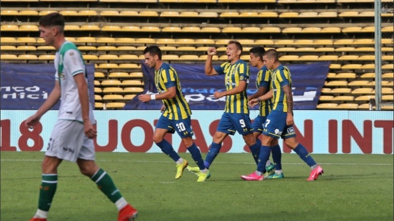 Abrazos para Ruben por su primer gol de jugada tras su regreso.