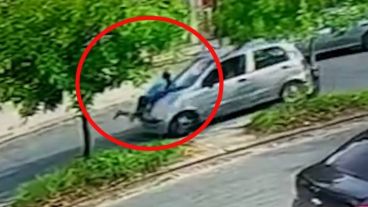 Momento en que la conductora llevó en su capot al hombre.