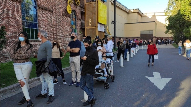 Largas filas para entrar al shopping este domingo