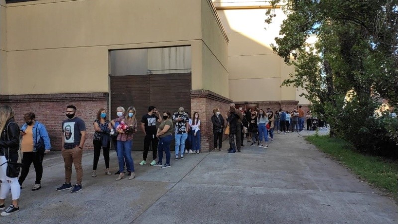 Larga fila para entrar al shopping este domingo