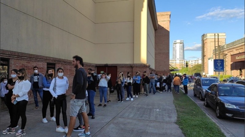 Larga fila para entrar al shopping este domingo