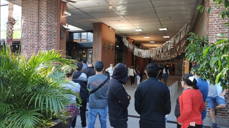 Larga fila para entrar al shopping este domingo