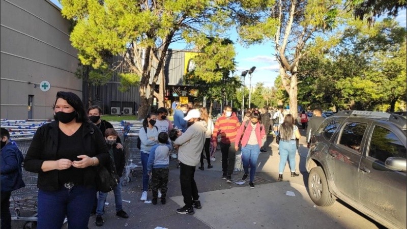 Larga fila para entrar al shopping este domingo