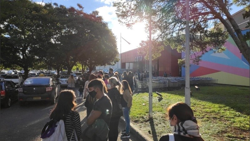 Larga fila para entrar al shopping este domingo