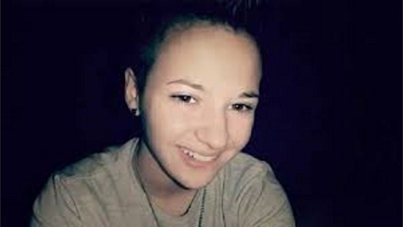 Tehuel tiene contextura robusta, tez blanca, cabello corto de color oscuro y mide unos 1,56 metros.