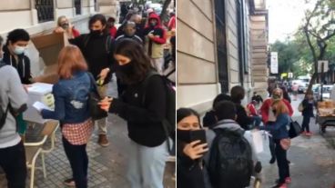 Una de las mesas que fue extendida en el exterior de uno de los lugares de votación.