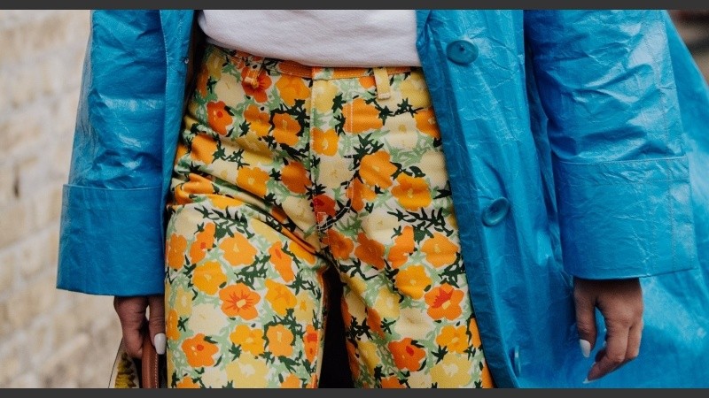 Los vaqueros floreados se volvieron una de las grandes novedades en las pasarelas