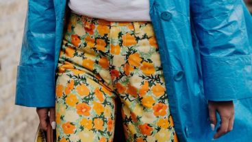 Los vaqueros floreados se volvieron una de las grandes novedades en las pasarelas