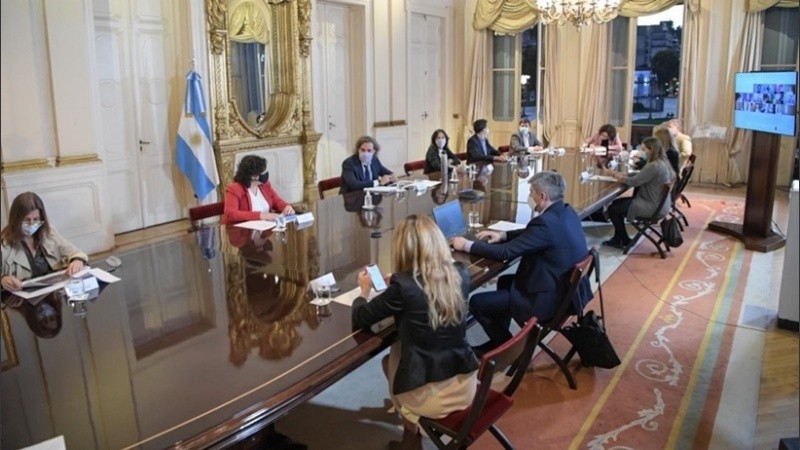 El comité de expertos expresó sus opinones a los funcionarios del gobierno.