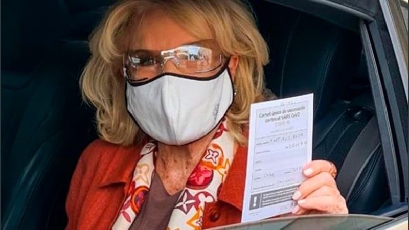 El día de la primera dosis, Mirtha mostró su carnet de vacunación.