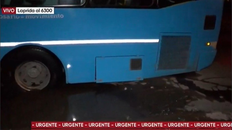 El coche de Rosario Bus quedó atascado en un pozo.