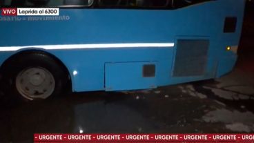 El coche de Rosario Bus quedó atascado en un pozo.