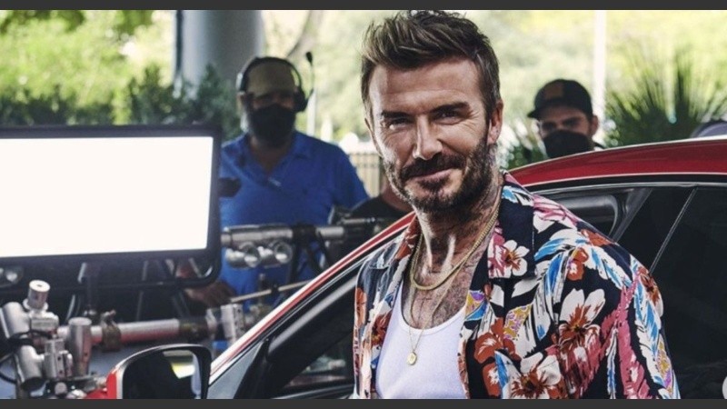 El ex futbolista lució un outfit totalmente imitable mientras realizaba la publicidad de un automóvil
