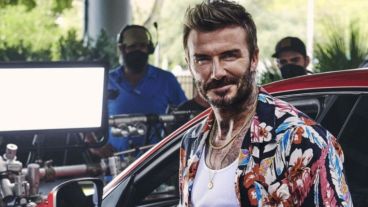 El ex futbolista lució un outfit totalmente imitable mientras realizaba la publicidad de un automóvil